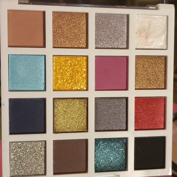 🖤 The Night Before Christmas x Wet and Wild eye/ face palette - Picture 2 of 3